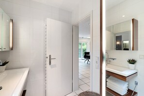 Regadera, amenidades de baño gratuitas, secadora de cabello, toallas 