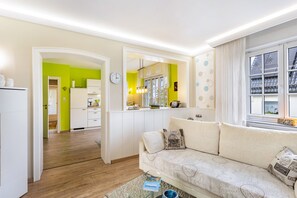 Una televisión, un reproductor de DVD, un reproductor estéreo