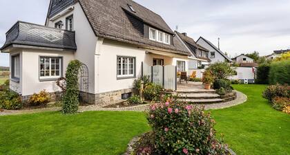 Ferienwohnung 'Sommersonne' mit Bergblick, privater Terrasse und WLAN