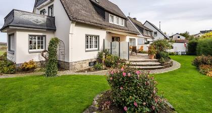 Ferienwohnung 'Sommersonne' mit Bergblick, privater Terrasse und WLAN