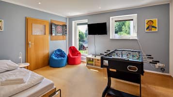 5 bedrooms, iron/ironing board, free WiFi, bed sheets