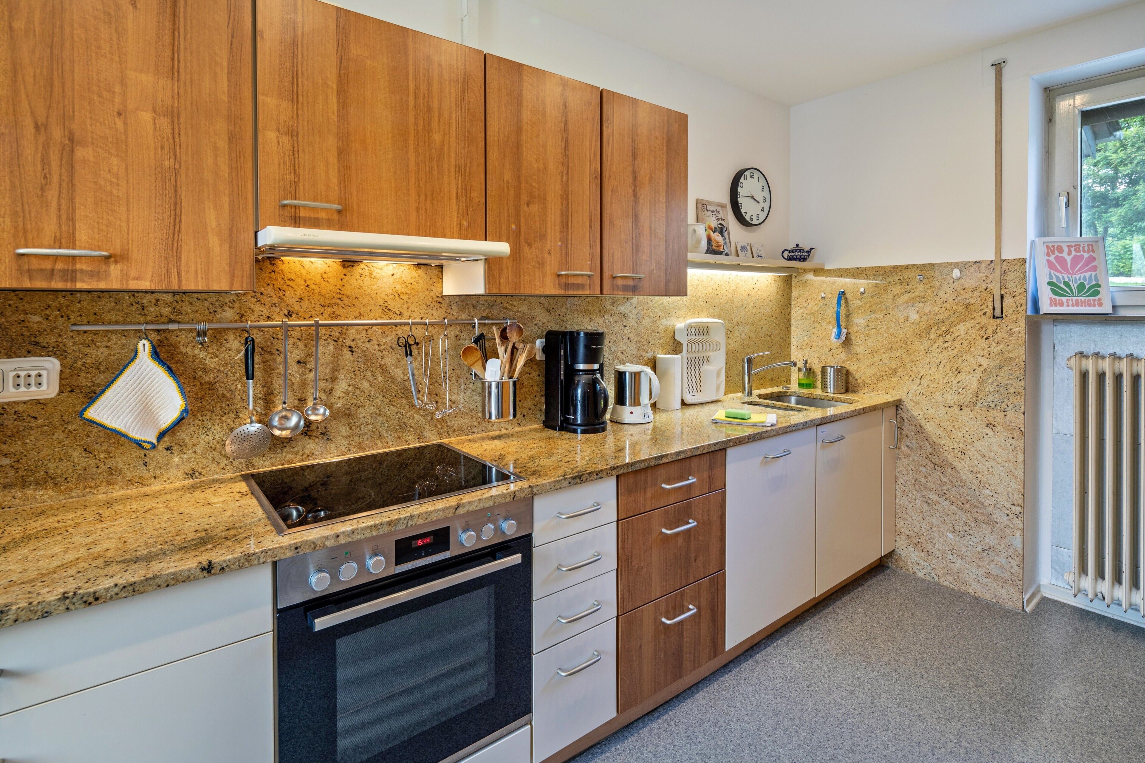 冷蔵庫、電子レンジ、オーブン、コンロ