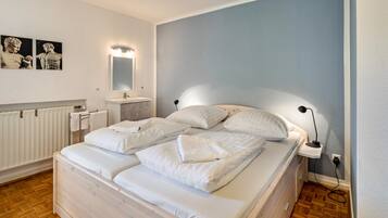 5 bedrooms, iron/ironing board, free WiFi, bed sheets