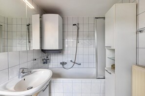 Suihku, ilmaiset hygieniatuotteet, hiustenkuivaaja, pyyhkeet