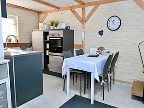 Dining - Holiday Home 'Quartier Sängerstadt' with Shared Garden and Wi-Fi (Finsterwalde)