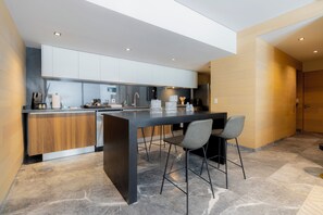 Køleskab, mikrobølgeovn, ovn, kogeplade