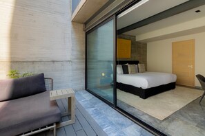 1 soveværelse, pengeskab på værelset, skrivebord, strygejern/strygebræt