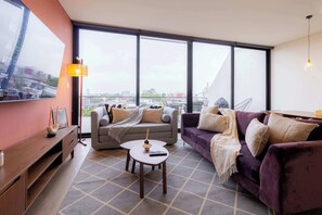 Een televisie en een kantoor