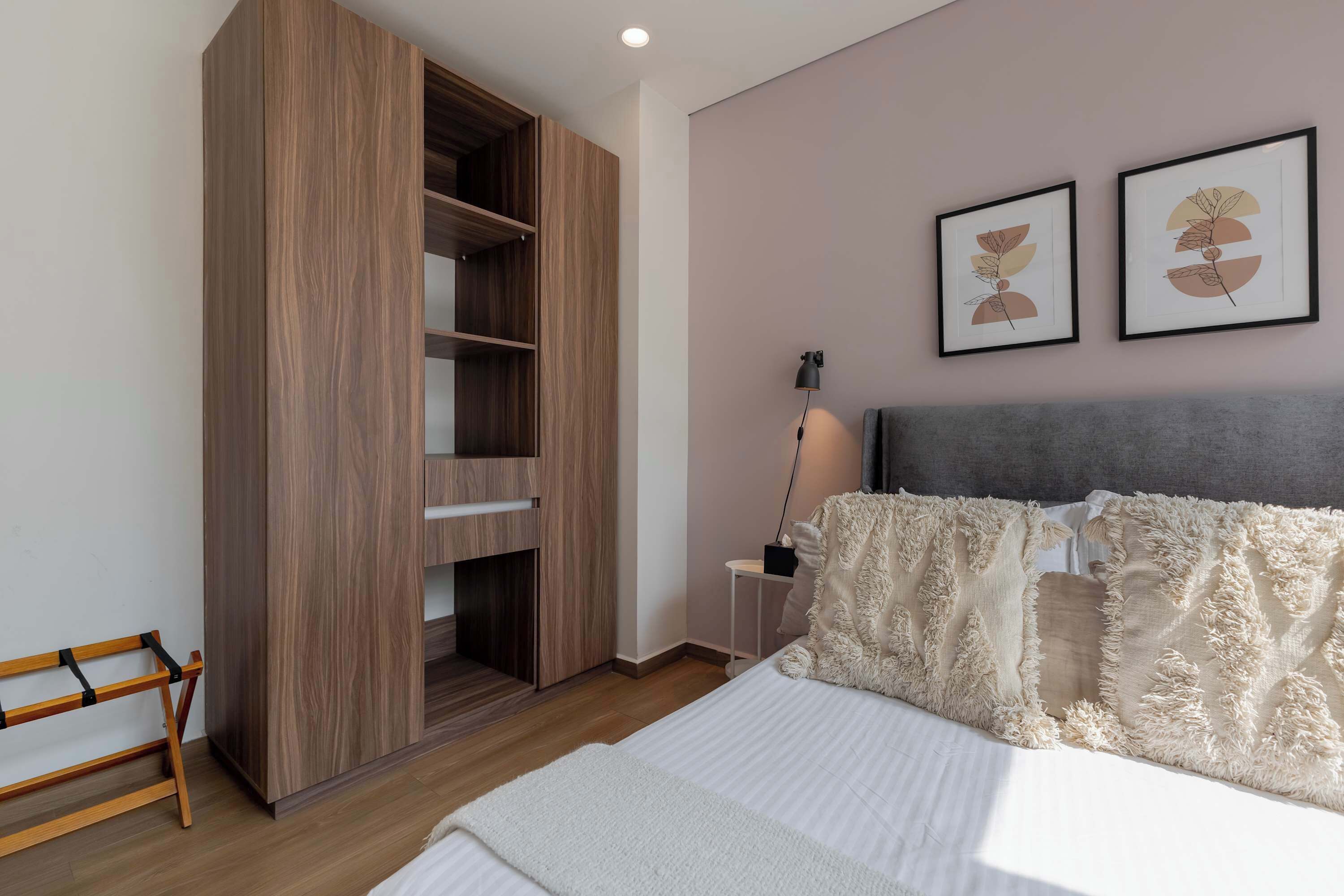 3 dormitorios, caja fuerte, escritorio y tabla de planchar con plancha