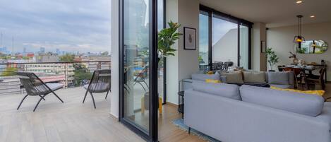 Téléviseur, livres, bureau