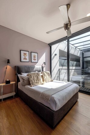 3 bedrooms, in-room safe, desk, iron/ironing board