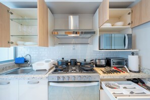 Jääkaappi, mikroaaltouuni, uuni, liesi