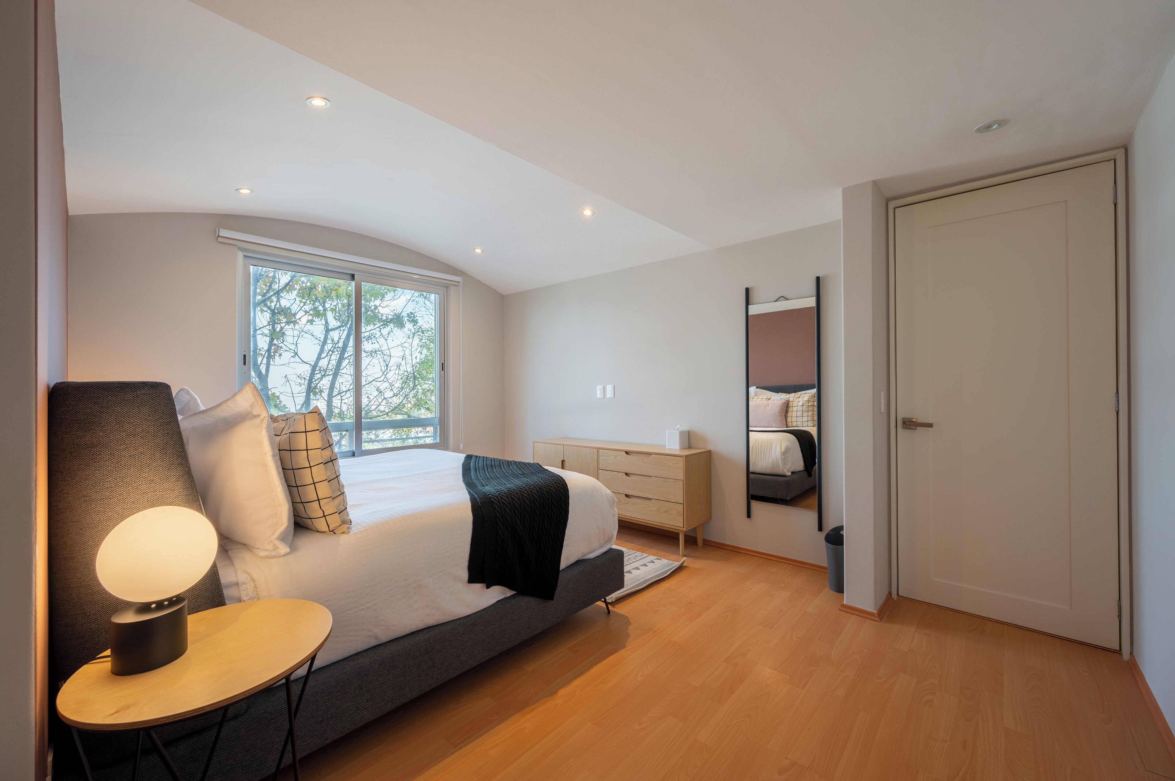 3 makuuhuonetta, tallelokero huoneessa, työpöytä, silitysrauta/-lauta