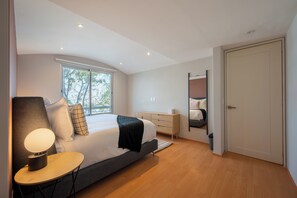 3 makuuhuonetta, tallelokero huoneessa, työpöytä, silitysrauta/-lauta