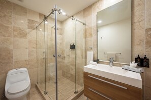 Bruser, hårtørrer, håndklæder, Sæbe