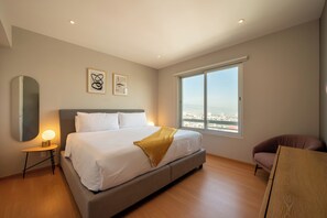 3 soveværelser, pengeskab på værelset, skrivebord, strygejern/strygebræt