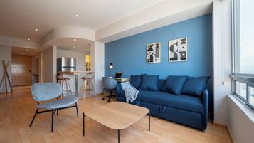 TV, DVD player, books, stereo