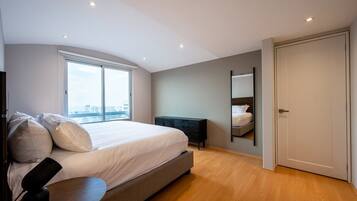 2 bedrooms, in-room safe, desk, iron/ironing board