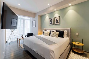 1 habitación, caja de seguridad en la habitación y escritorio 