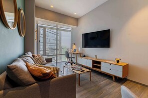 テレビ、書庫、ステレオ、書斎 / ワークスペース