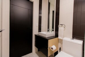 Dusche, Haartrockner, Handtücher, Seife