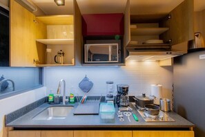 Køleskab, mikrobølgeovn, ovn, kogeplade