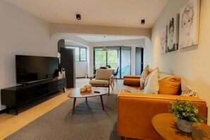 Een televisie en een kantoor