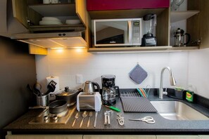 Een koelkast, een magnetron, een oven, een kookplaat