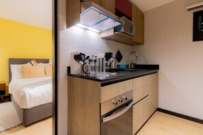 Fridge, microwave, oven, stovetop - Capitalia | Downtown Rooftop Oasis (Ciudad de México)