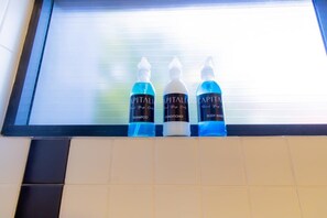 Chuveiro, secador de cabelo, toalhas de banho, sabonete