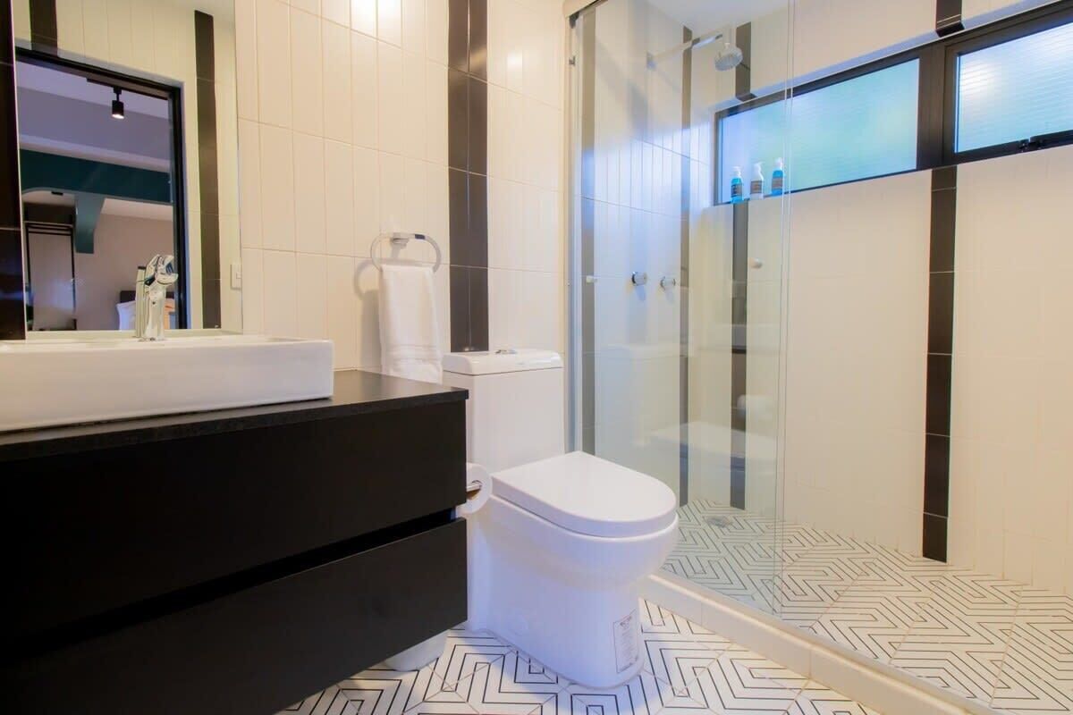 Shower, hair dryer, towels, shampoo