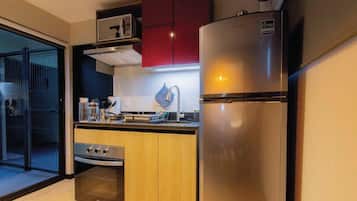 Coffee/tea maker, fridge, microwave, stovetop