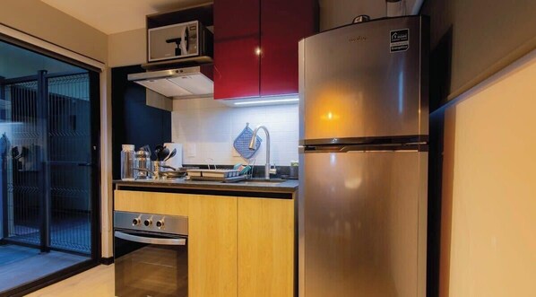 Køleskab, mikrobølgeovn, ovn, kogeplade