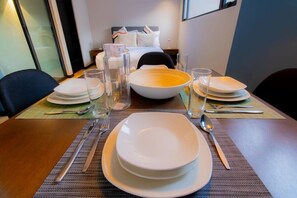 1 間睡房、房內夾萬、書桌、熨斗/熨衫板