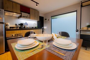 Fridge, microwave, oven, stovetop - Capitalia | City Chic Living (Ciudad de México)