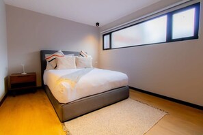 1 室のベッドルーム、セーフティボックス (室内)、デスク、アイロン / アイロン台