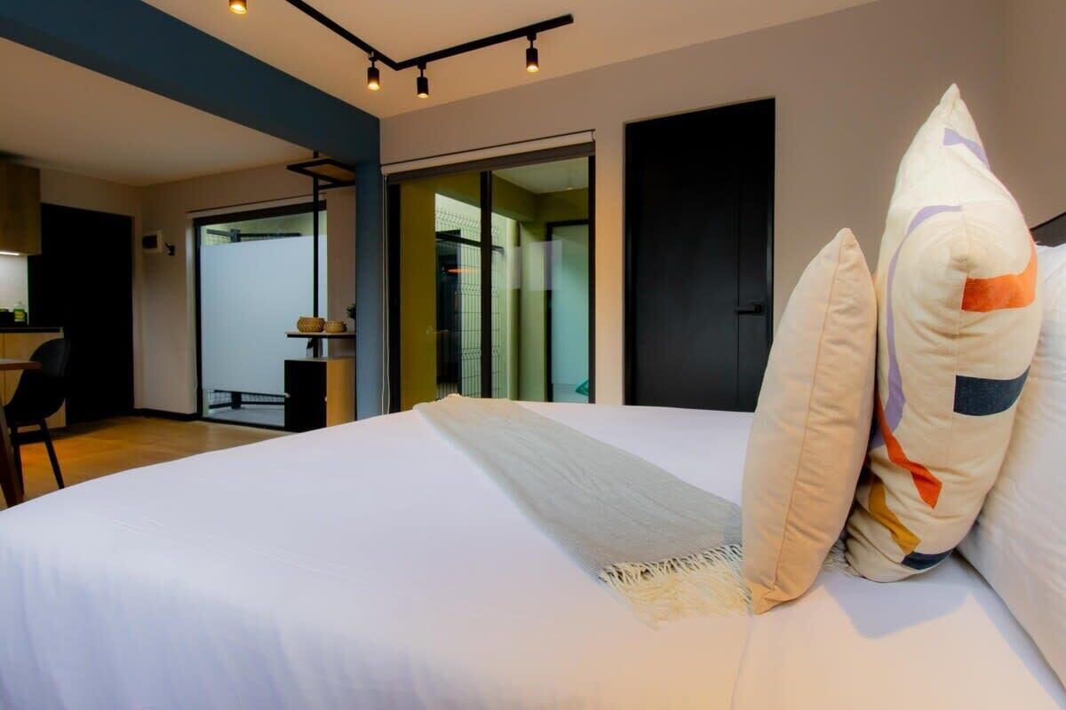 1 Schlafzimmer, Zimmersafe, Schreibtisch, Bügeleisen/Bügelbrett