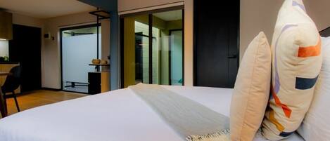 1 habitación, caja de seguridad en la habitación y escritorio