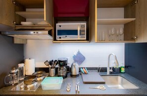 冷蔵庫、電子レンジ、オーブン、コンロ