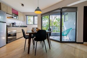 Kühlschrank, Mikrowelle, Herdplatte, Wasserkocher mit Kaffee-/Teezubehör