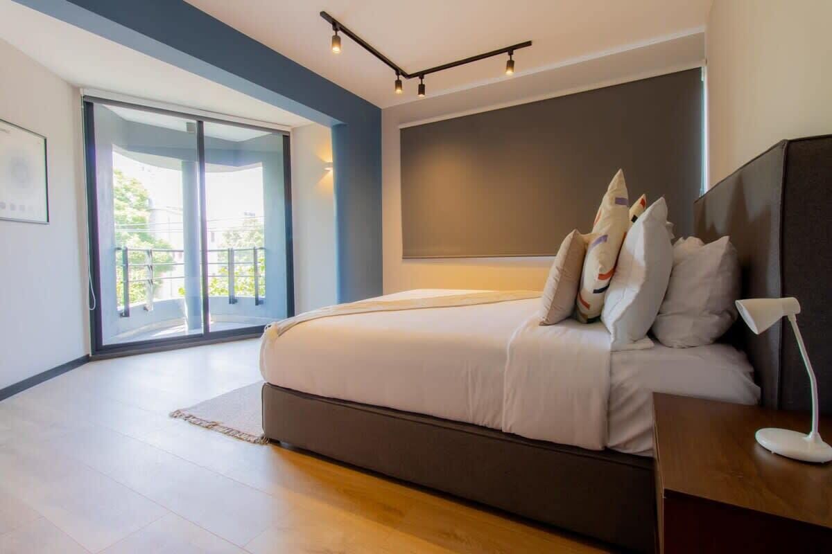 1 室のベッドルーム、セーフティボックス (室内)、デスク、アイロン / アイロン台