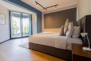 1 غرفة نوم وخزنة داخل الغرفة ومكتب ومكواة/لوح كي