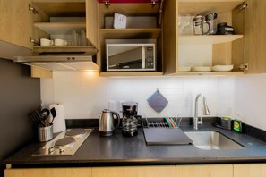 Køleskab, mikrobølgeovn, kogeplade, kaffe-/temaskine