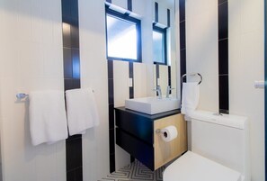 تجهيزات دش، مجففات شعر، مناشف، صابون