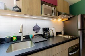 Geladeira, micro-ondas, fogão, cooktop