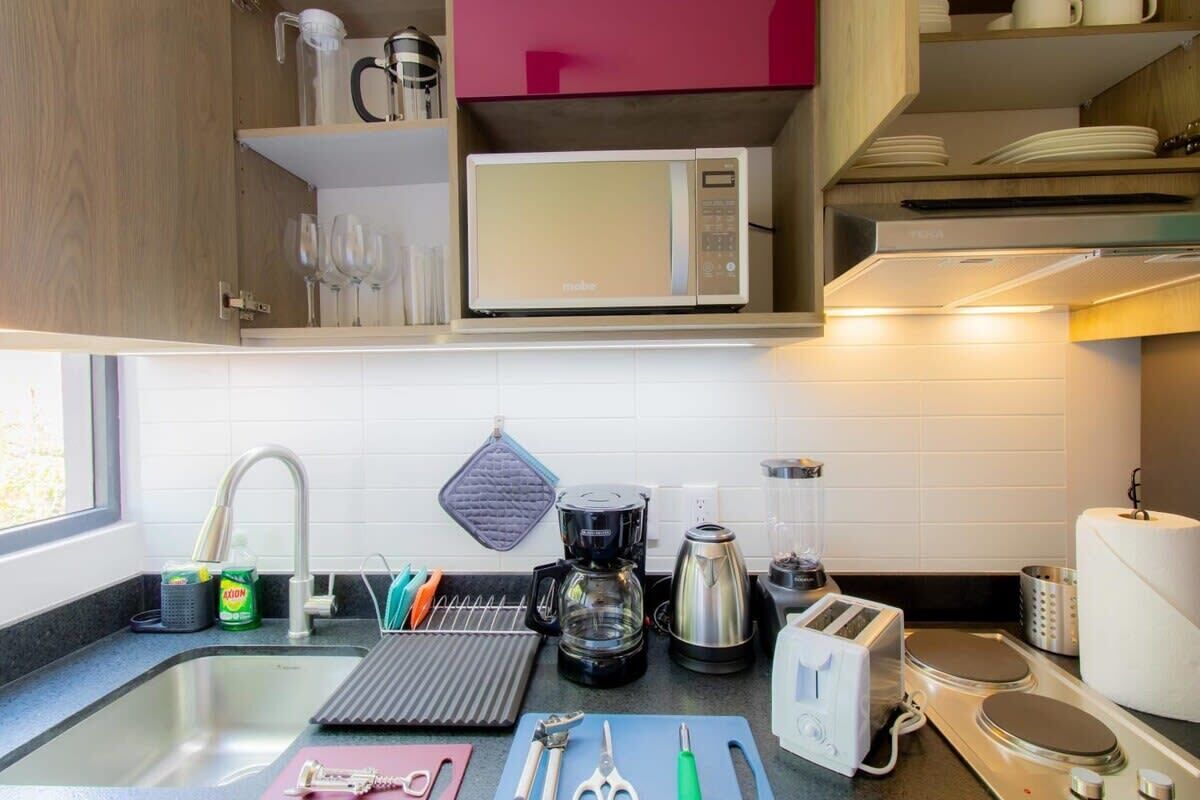 冷蔵庫、電子レンジ、オーブン、コンロ