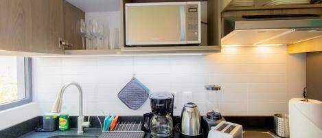 冷蔵庫、電子レンジ、オーブン、コンロ