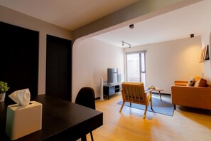 TV, offices - Capitalia | Elegant Condesa Stay (Ciudad de México)