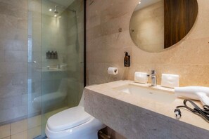 Shower, hair dryer, towels, soap - Capitalia | Elegance Escape (Ciudad de México)