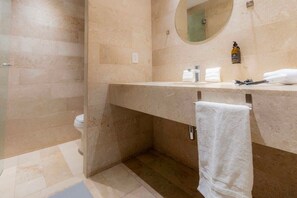Shower, hair dryer, towels, soap - Capitalia | Elegance Escape (Ciudad de México)